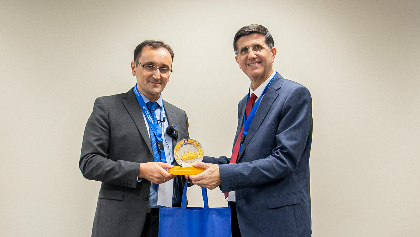 Dr. Taban receiving an award at the AIC 2025